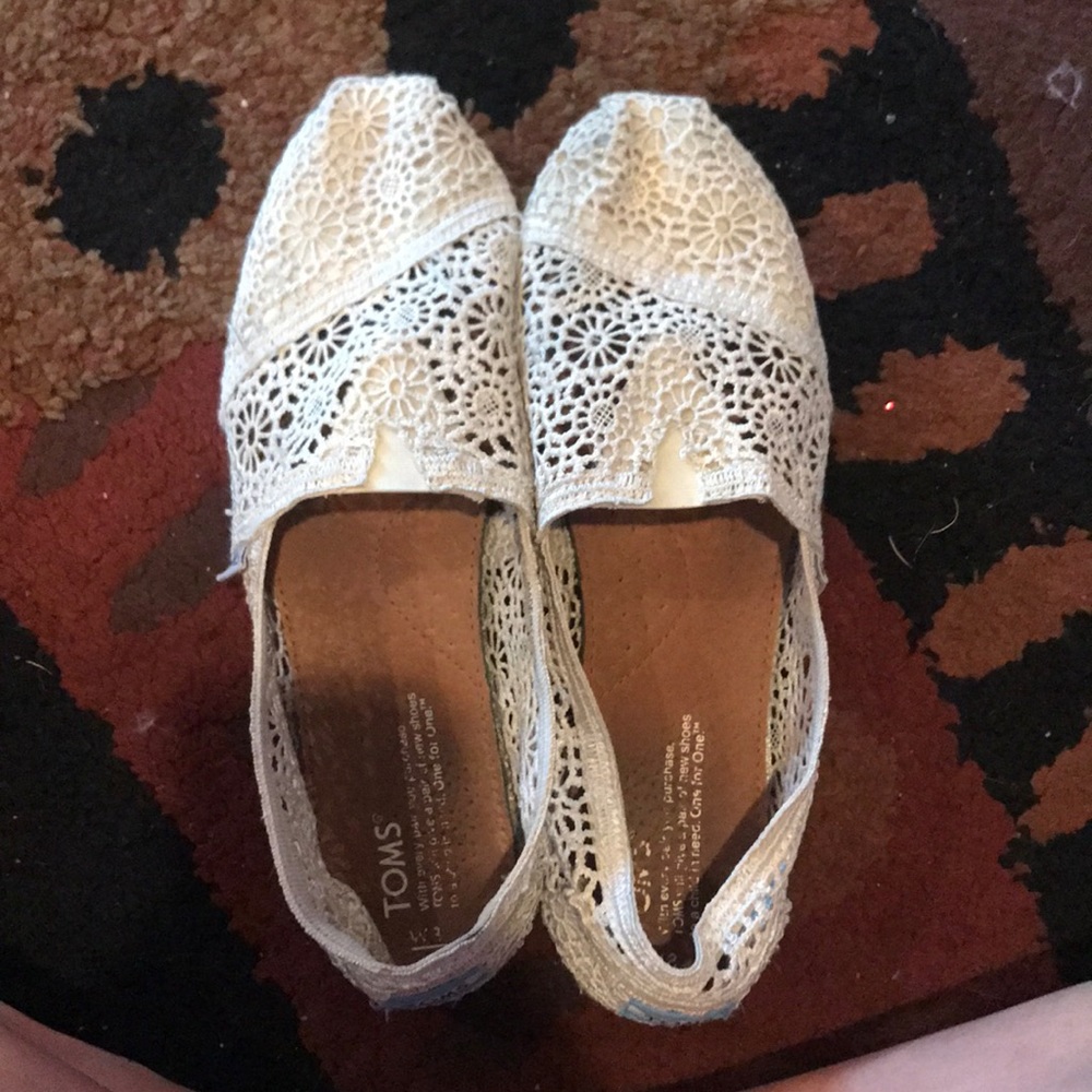Creamy white lace toms!